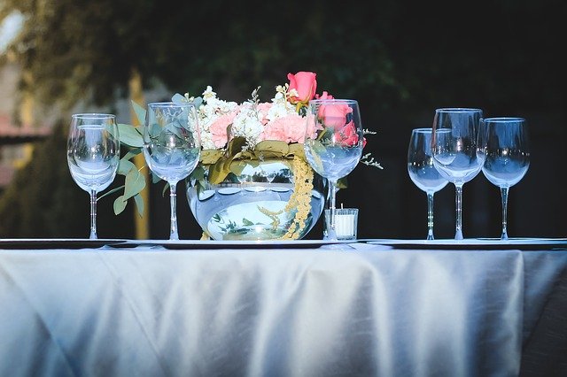 gedeckter Tisch Blumen Gläser